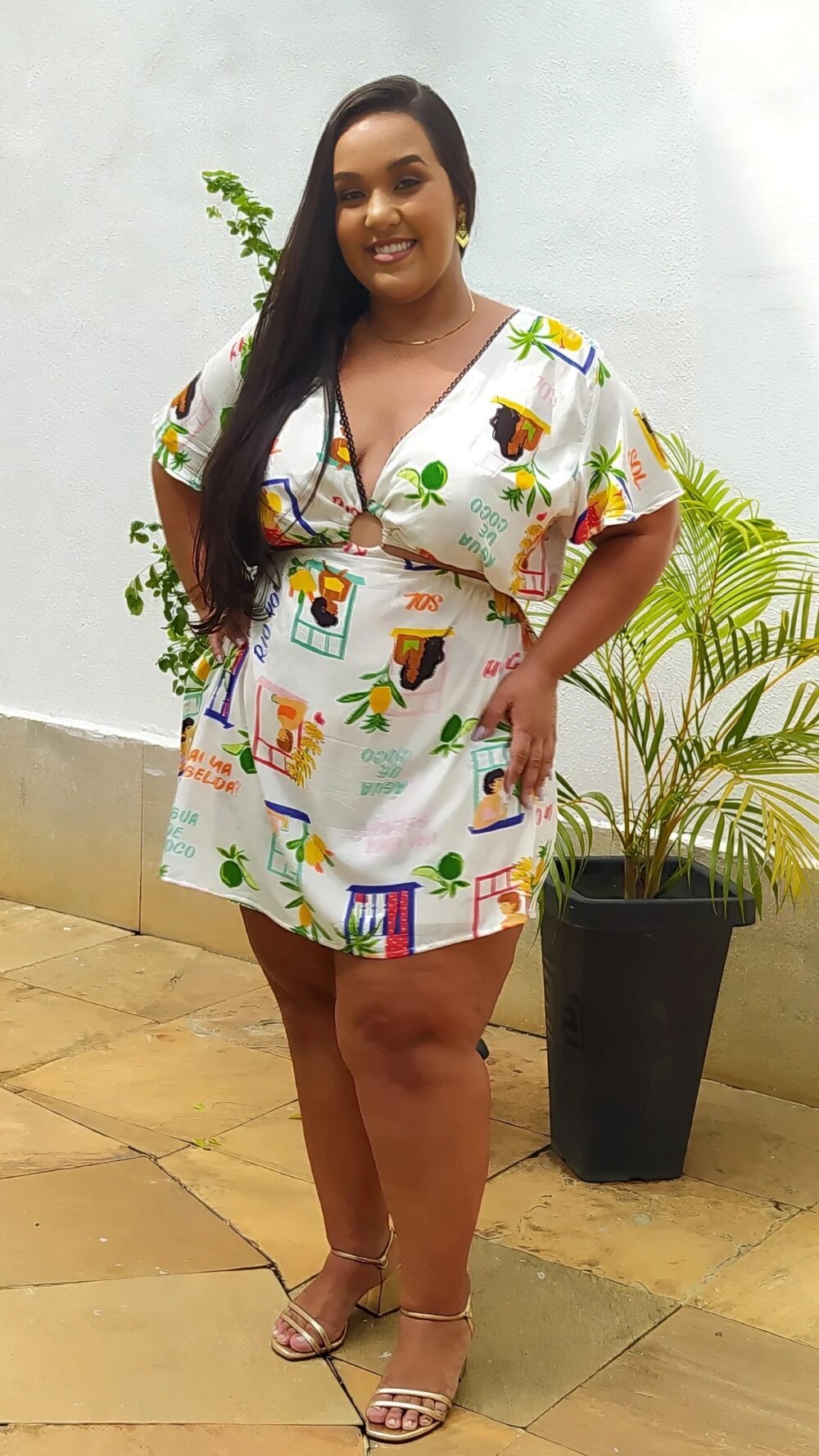 Macaquinho vestido Bruna, estampa doce vizinhança 
detalhes em renda guipir